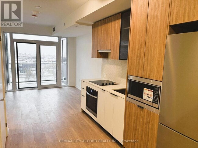 Building Photo - 1037 The Queensway