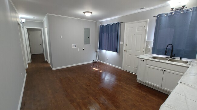 Foto del edificio - 2133 Woodbine Ave