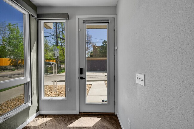 Foto del edificio - 1208 E Asbury Ave