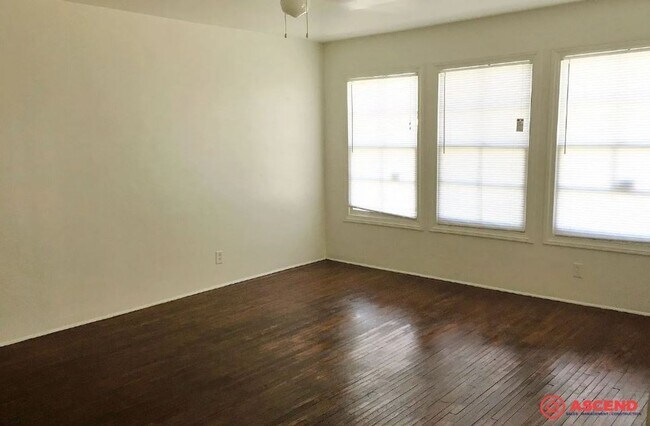 Building Photo - Cozy Home Off Truxtun and Oak!