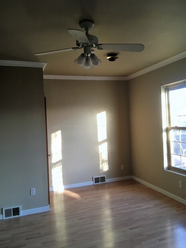 Building Photo - 417 Kingsboro St