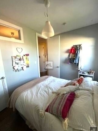 Building Photo - Sunny & Spacious Queen-sized 1BR in Ridgew...