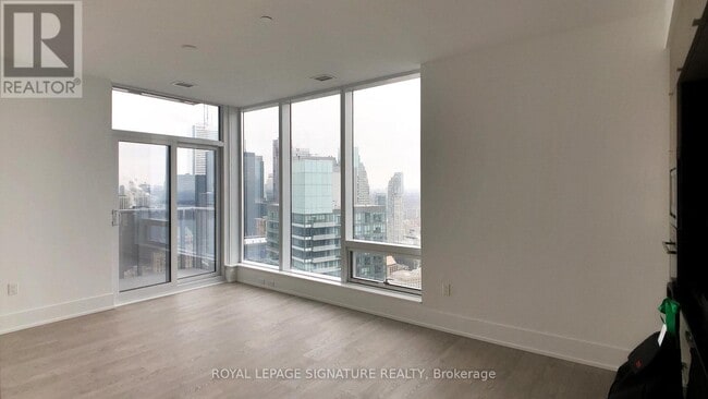 Building Photo - 10 York St