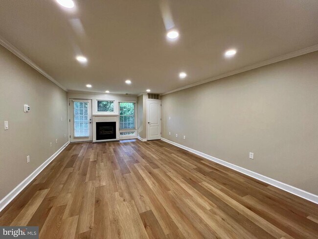 Foto del edificio - 6924 Fairfax Dr