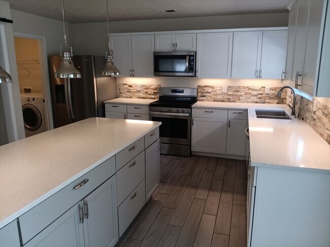 Building Photo - 6 Bedroom, 3 Bathroom Home located in NW a...