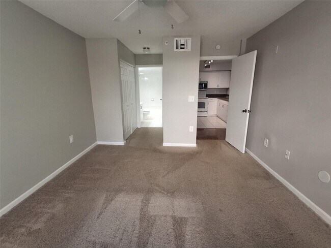 Foto del edificio - 4836 N State Rd 7