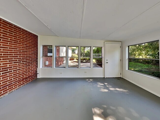 Foto del edificio - 2816 Briarwood Dr E