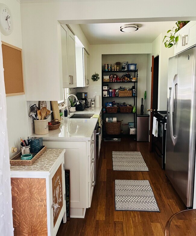 Appliances, quartz countertops, kitchen - 4342 Georgette Ave