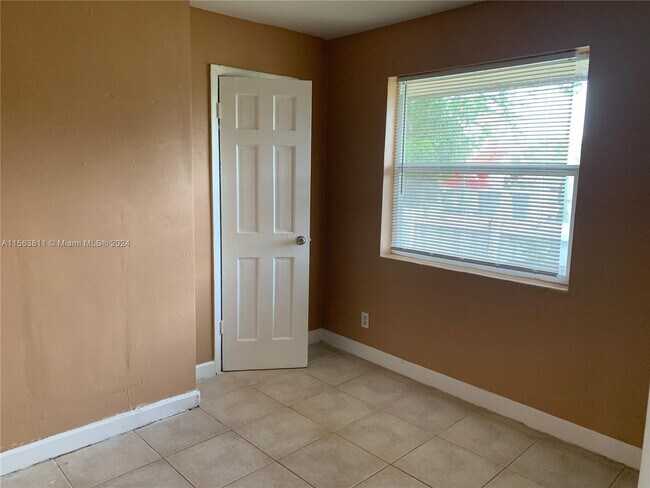 Building Photo - 405 NW 5th St