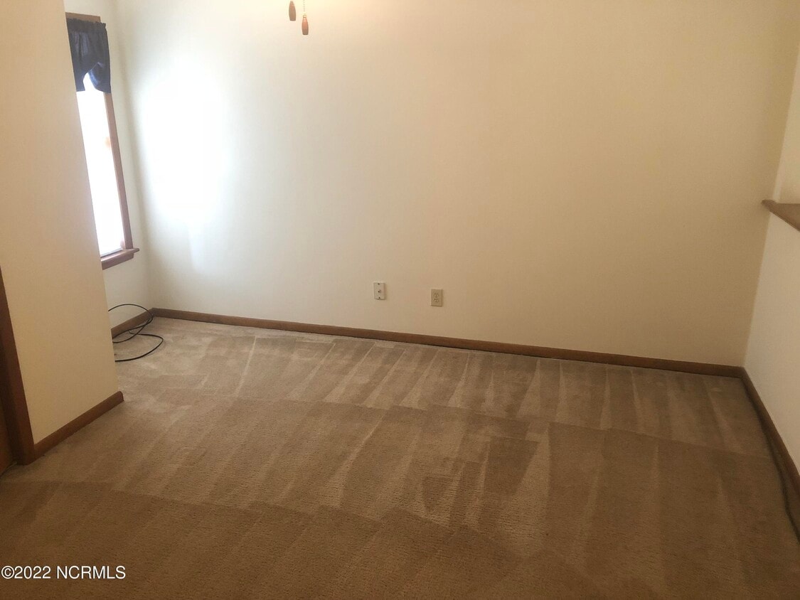 1929 Buxton Rd Unit F, Greenville, NC 27858 Room for Rent in