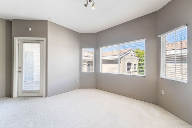 Foto del edificio - Remodeled 2-Bed, 2-Bath Second-Floor Unit ...