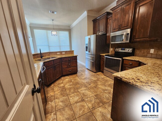 Building Photo - BEAUTIFUL 4 Bedroom 2.5 Bath home in the B...