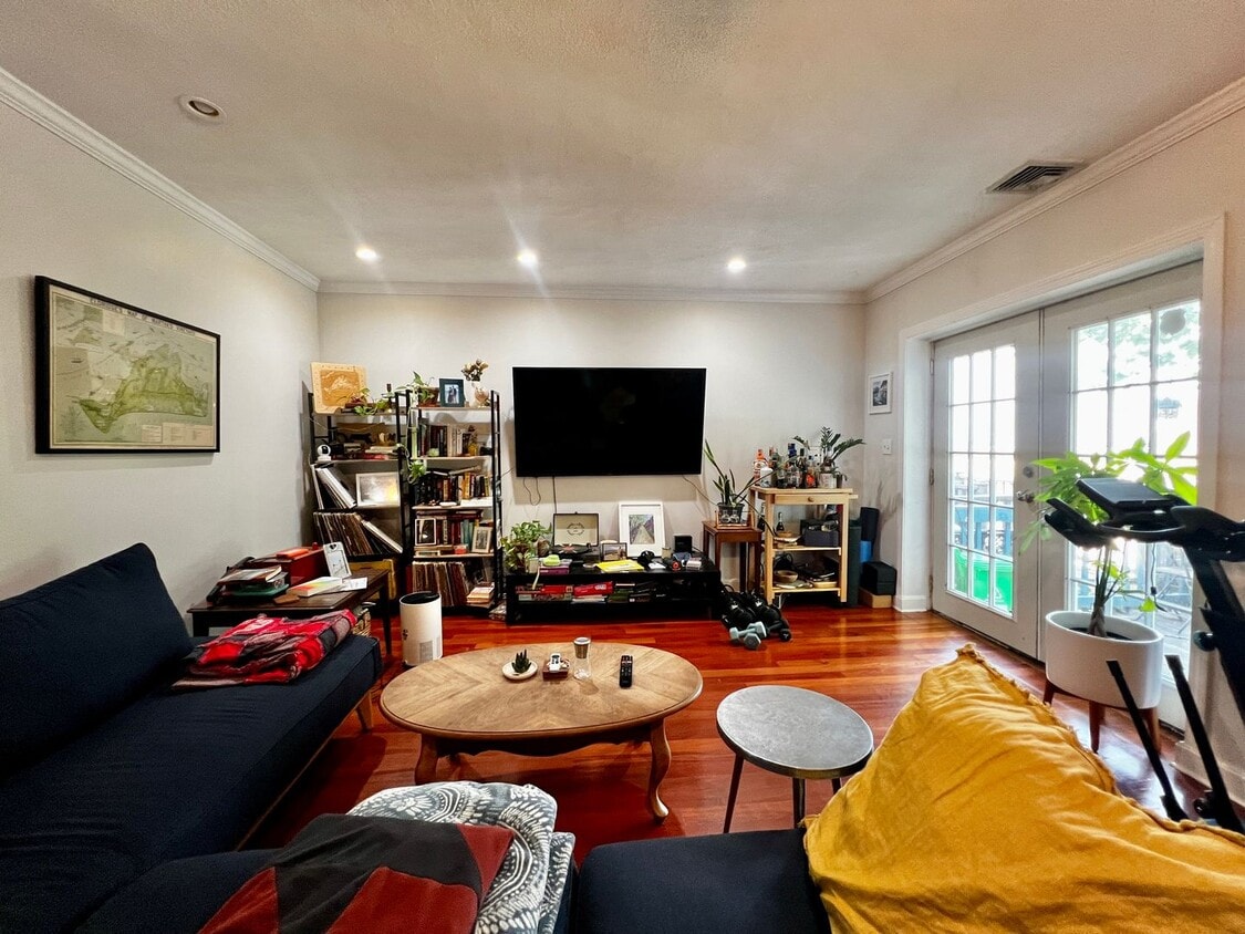 Stylish Top-Floor 2-Bedroom Condo with Pri... - Stylish Top-Floor 2-Bedroom Condo with Pri...