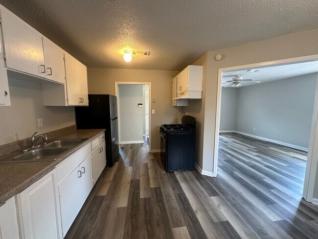 Foto del edificio - Three Bedroom Two Bath