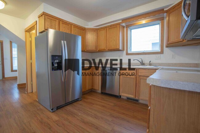 Building Photo - 2 Bedroom Home Close to Downtown