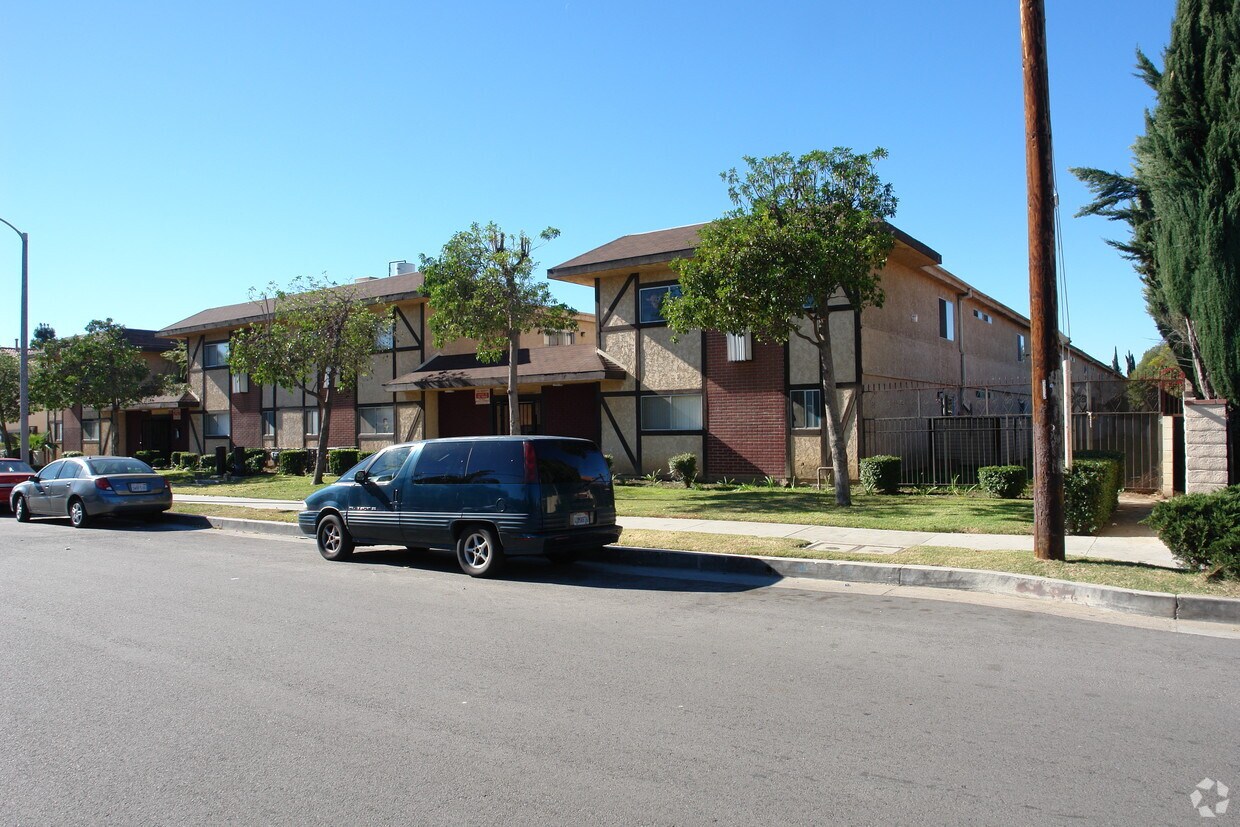 Foto del edificio - 9205 Burnet Ave