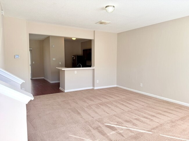 Foto del edificio - Welcome to this charming 2-bedroom, 2-bathroom corner townhome located in the vibrant community o...