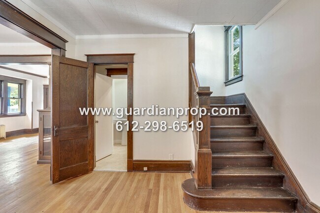 Foto del edificio - Large House in Hamline Midway Available October 1st, Original Woodwork, Updated Kitchen & Baths, ...