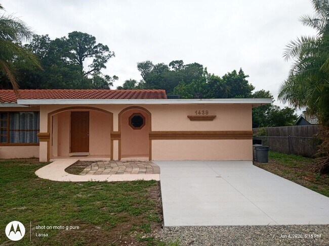 Foto del edificio - 1439 Glick Dr