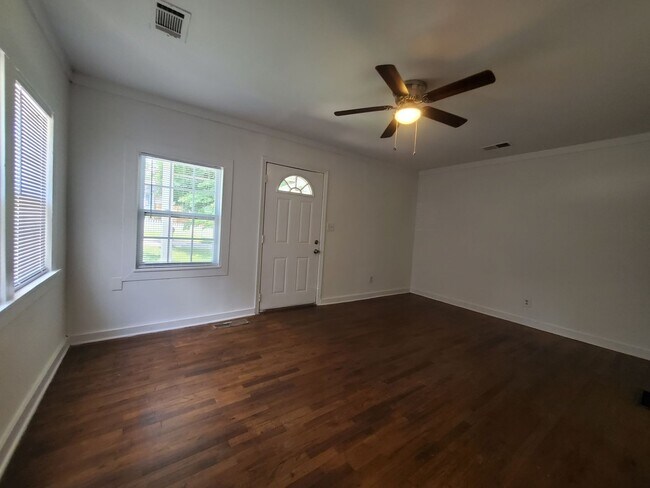 Building Photo - 2577 Eastwood Dr