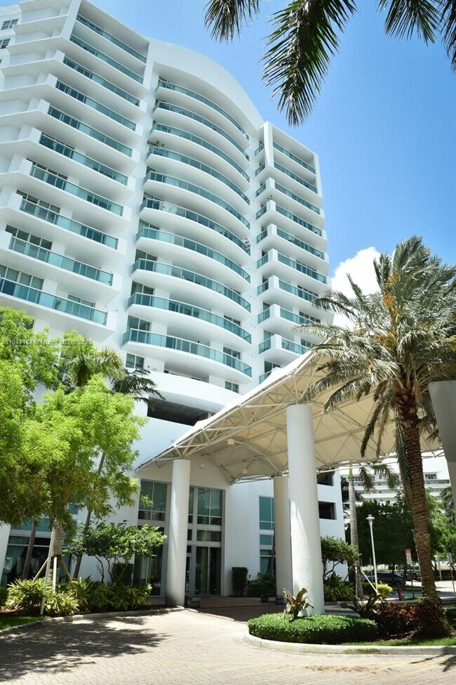 Building Photo - 7900 Harbor Island Dr