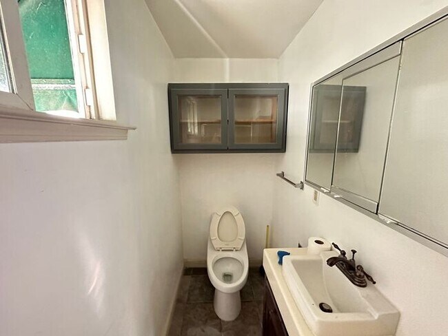 Building Photo - Charming Cottage for Rent in West Oakland!
