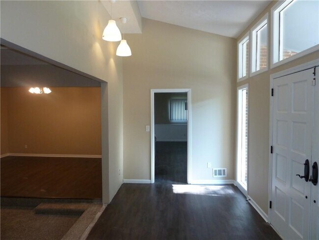 Building Photo - 423 Rock Meadow Dr
