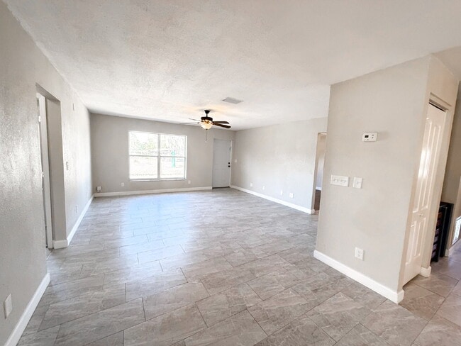 Foto del edificio - COUNTRY LIVING ON 5 ACRES WITH 3 BED, 3 BA...