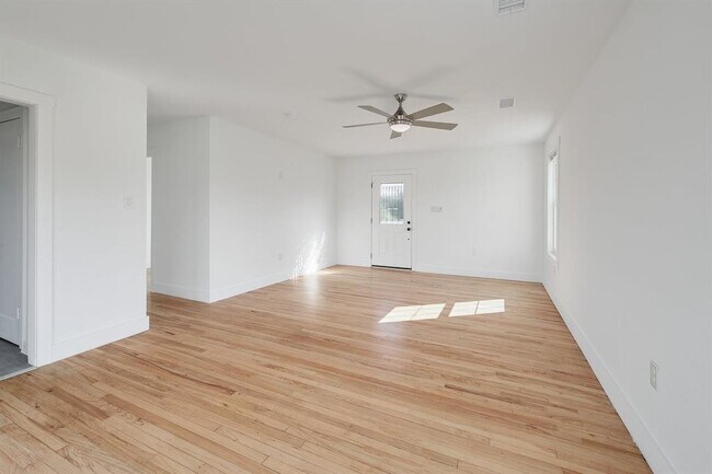 Building Photo - 107 Daisy Ln