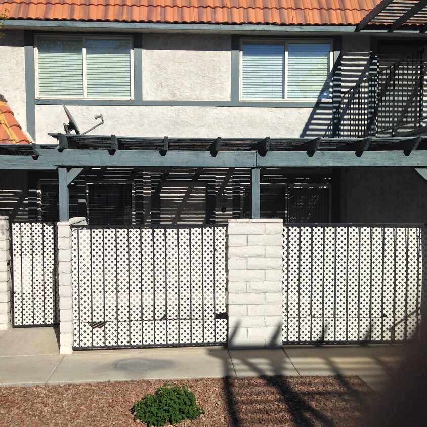 Entrance - 921 Willow Tree Dr