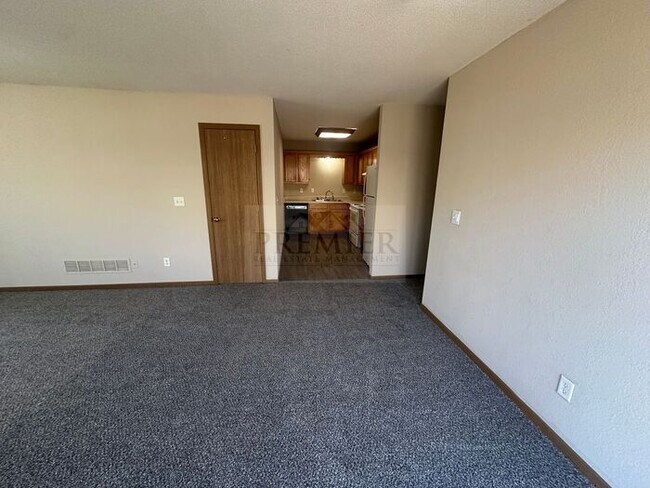Building Photo - 3 bed / 2 bath duplex - Ready to call home...
