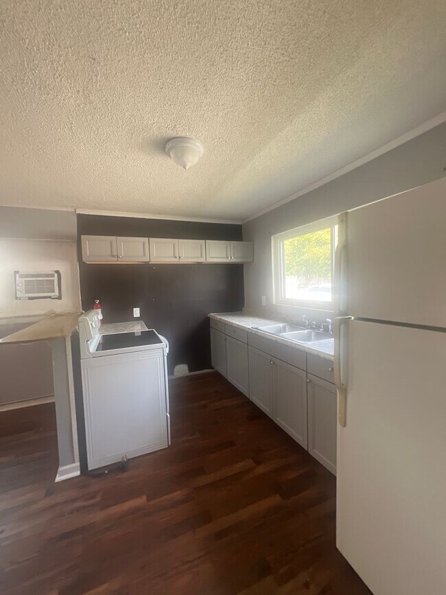 Building Photo - 5526 Clemons Rd