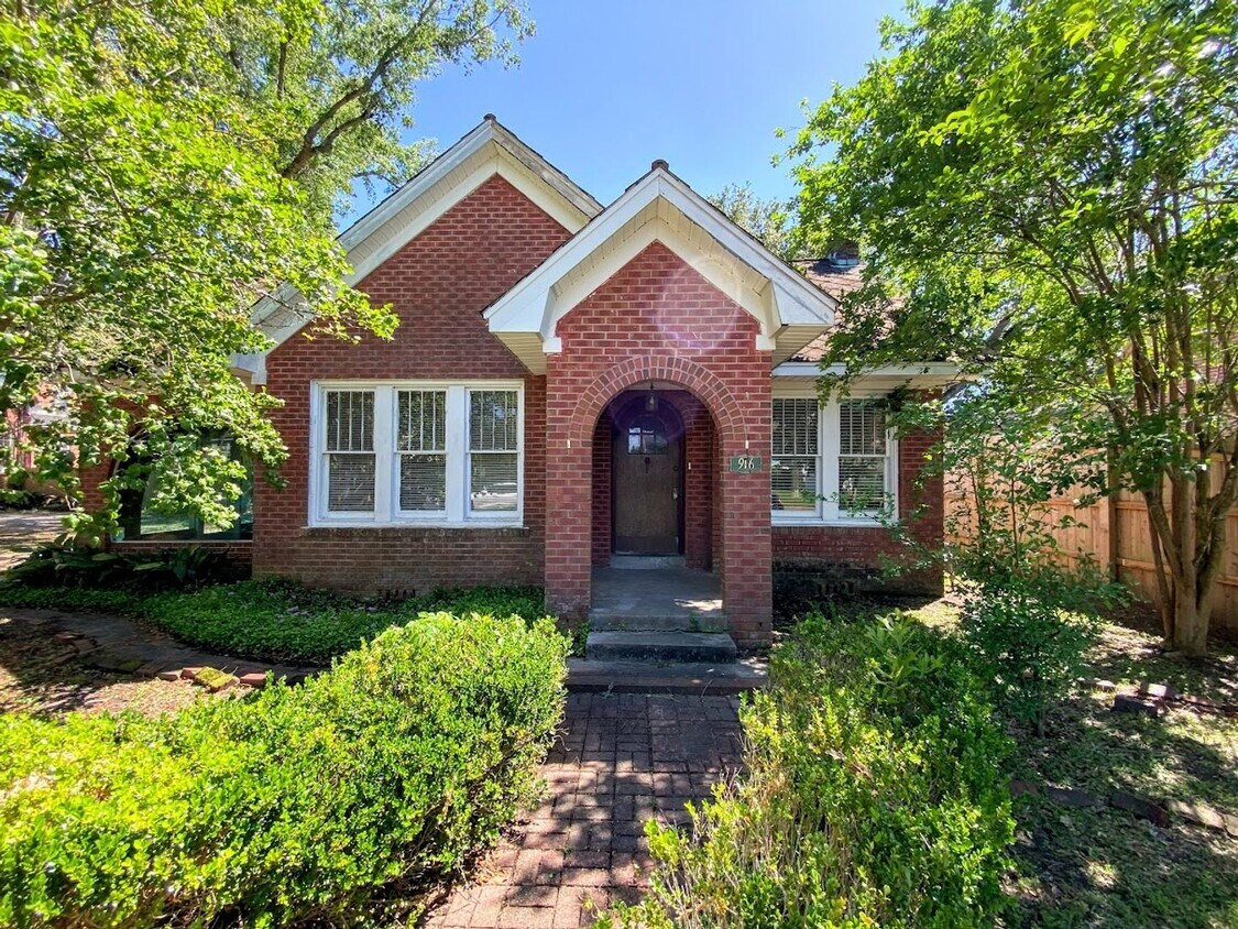 Primary Photo - Garden District Gem: Spacious 3-Bed, 2-Bat...