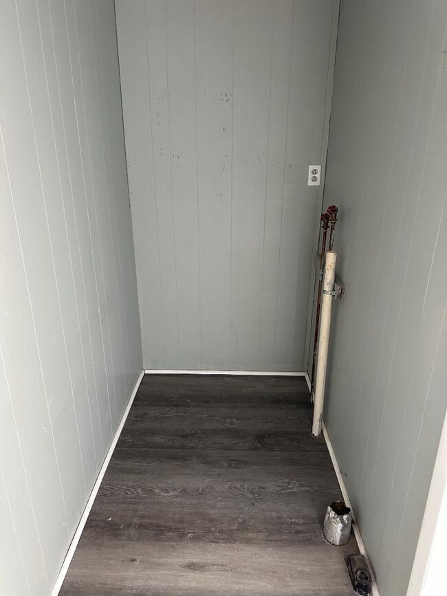 Building Photo - 752 Main St