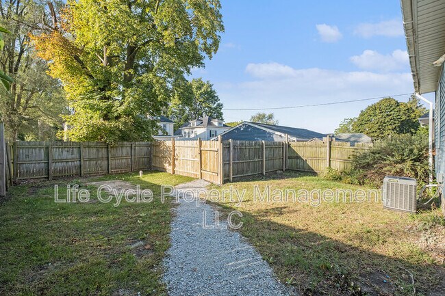 Building Photo - 346 Quimby St NE