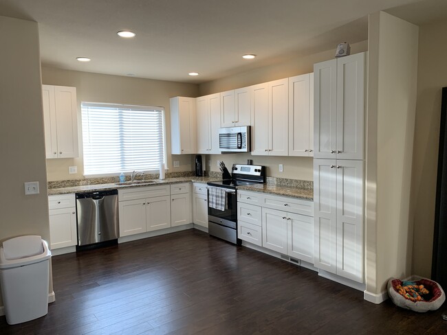 Stainless steel appliances and granite countertops - 11250 Florence St