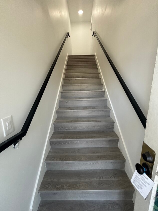 Foto principal - 1956 1/2 Park Grove Ave