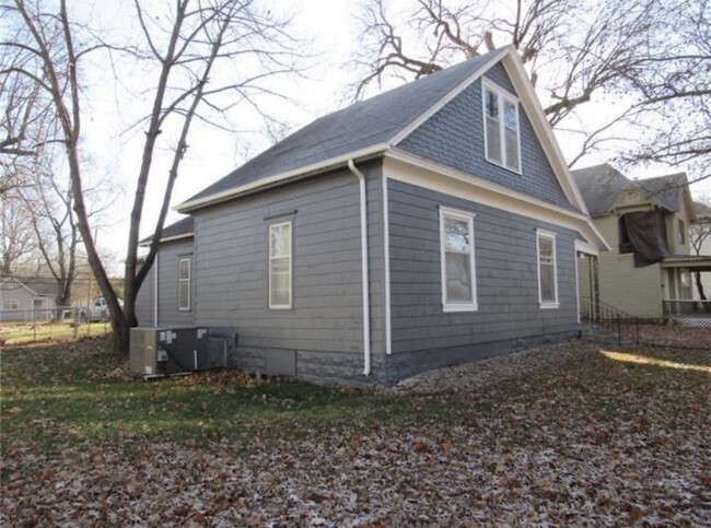 Building Photo - 727 S Main St