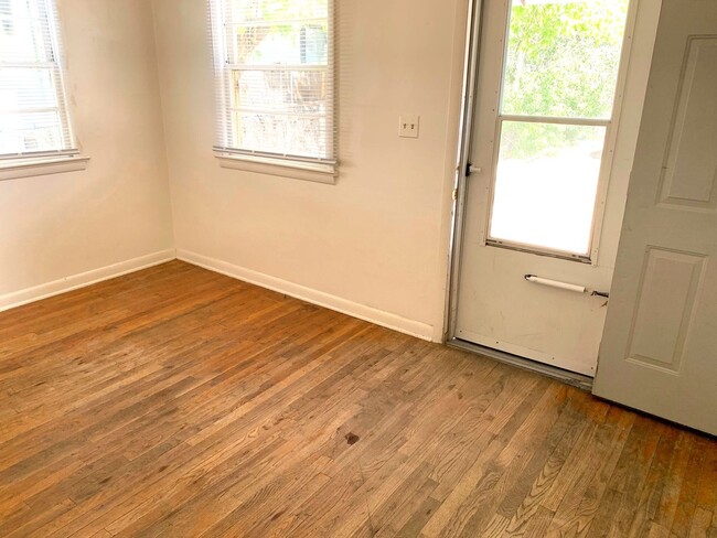 Building Photo - Small 1 bedroom house, small dog OK
