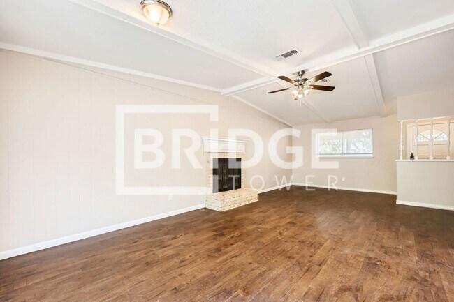 Building Photo - 802 Poinsettia Dr