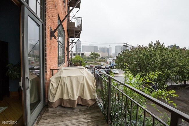 Building Photo - 2003 Brooklyn St