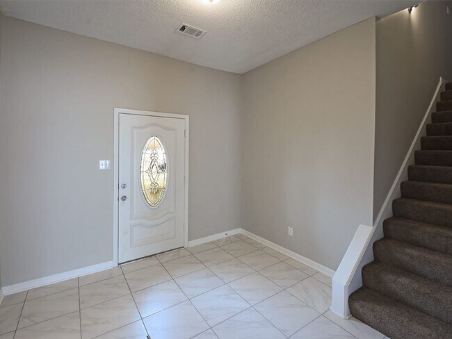Building Photo - Charming 6 bed, 3 bath home on corner lot ...