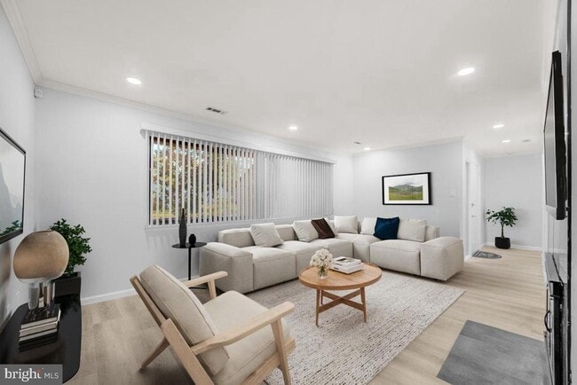 Building Photo - 16 E Bluebell Ln
