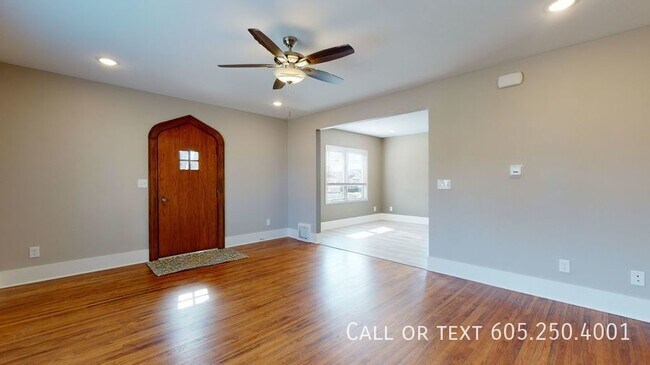 Building Photo - Astonishing 3 Bedroom 2 Bathroom House in ...
