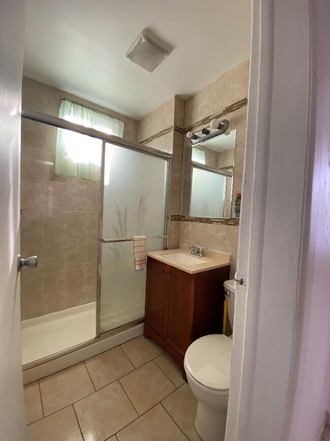 Building Photo - 493 Pavonia Ave