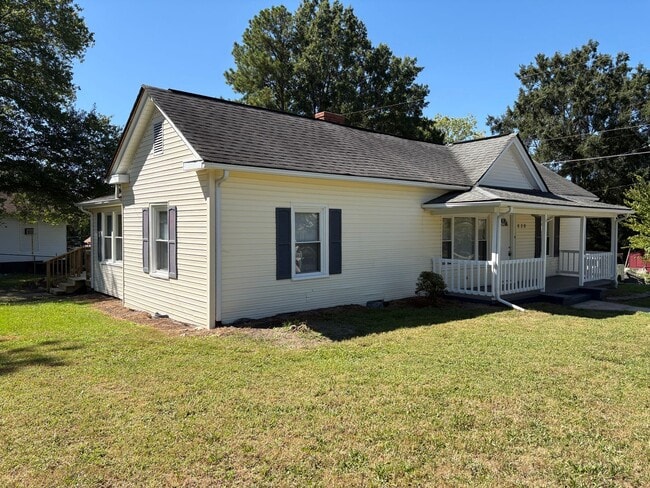 Building Photo - 3 Bedroom, 1 Bathroom House in Eden!