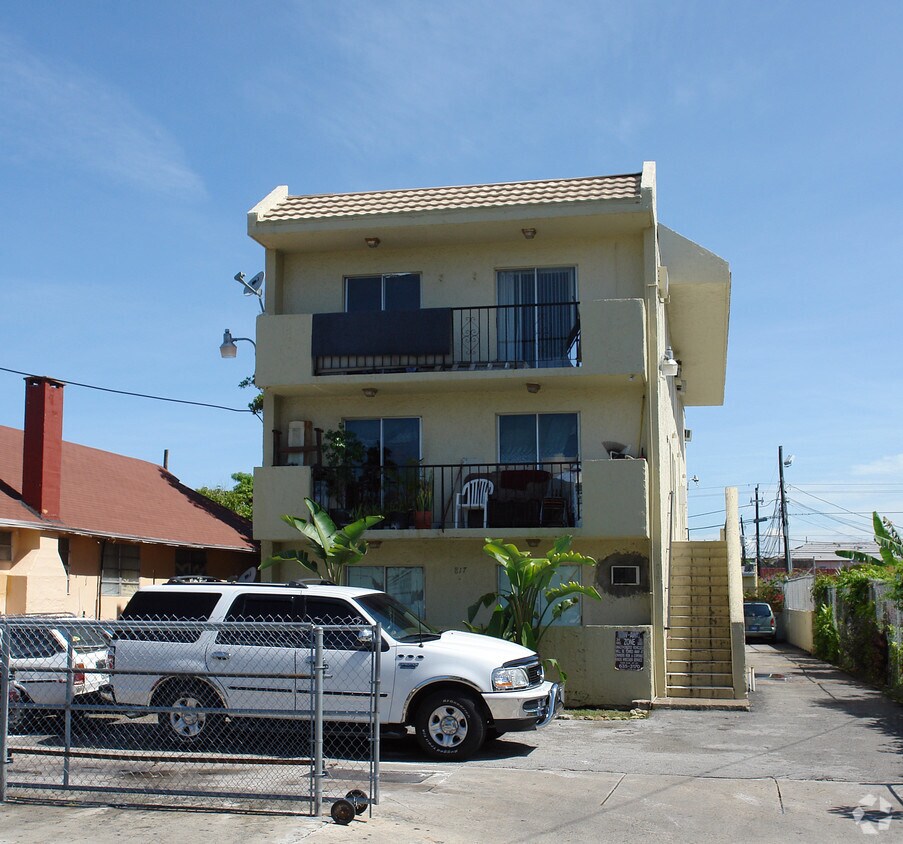 Foto principal - 817 NW 2nd St