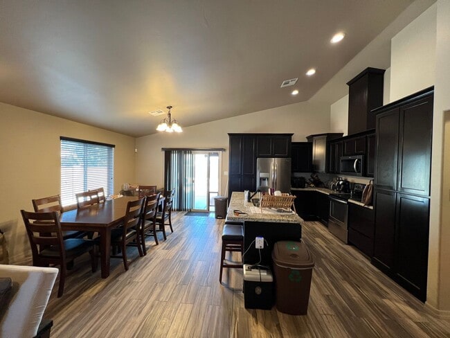 Building Photo - SOLAR HOME!!