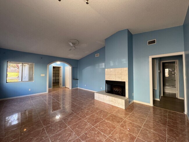 Building Photo - Comfortable Duplex for Lease!