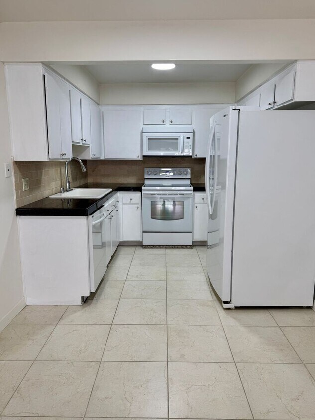 Foto principal - Spacious 2 Bedroom 2 Bath Condo